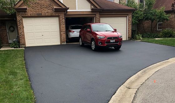 smooth asphalt driveway after sealcoating